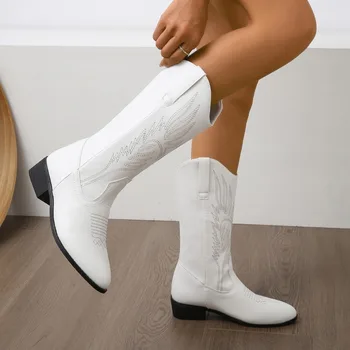 2023 Clássico de Inverno Sapatos para mulheres Slip-on Bordar Mulheres Meados de Bezerro Botas Apontou Toe Sapatos femininos Med Calcanhar Botas de Senhoras